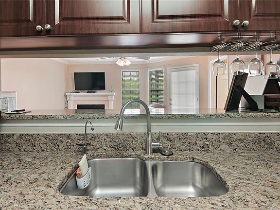 5th image of 1000 W Horatio St APT 215