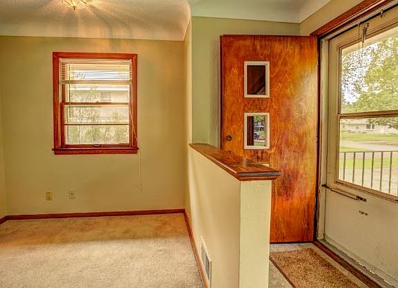 5th image of 657 Shryer Ave W