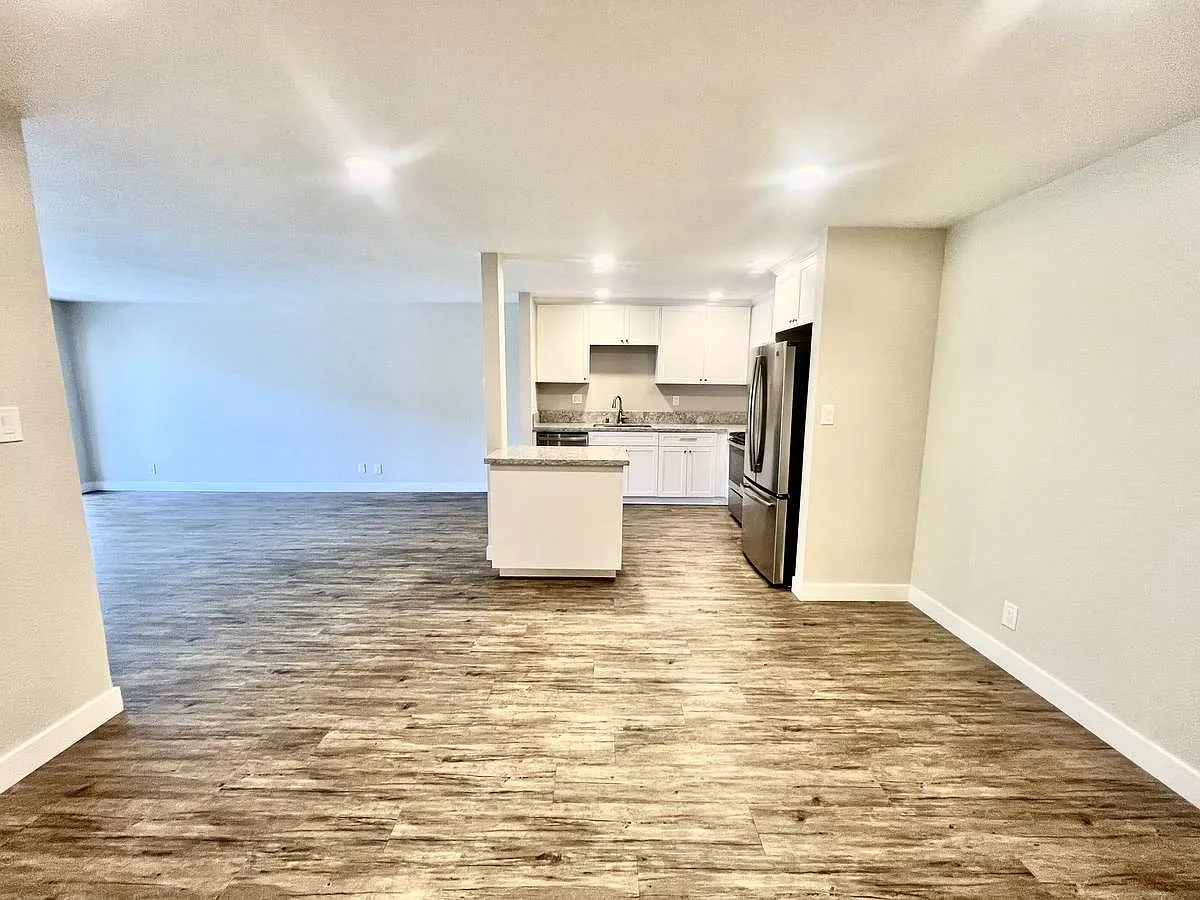 2 bed, 1050 sqft, $4,450 — Photo 2