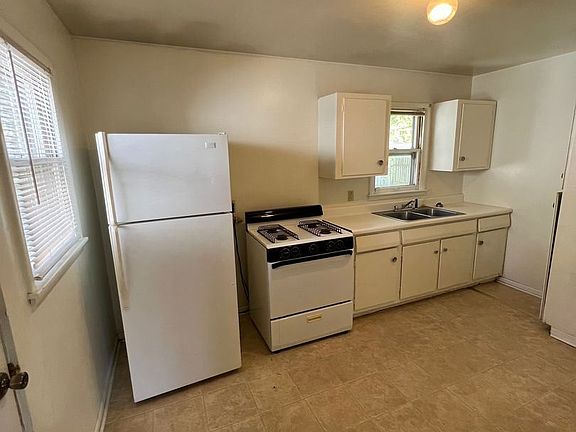 4th image of 1605 N Eisenhower Dr