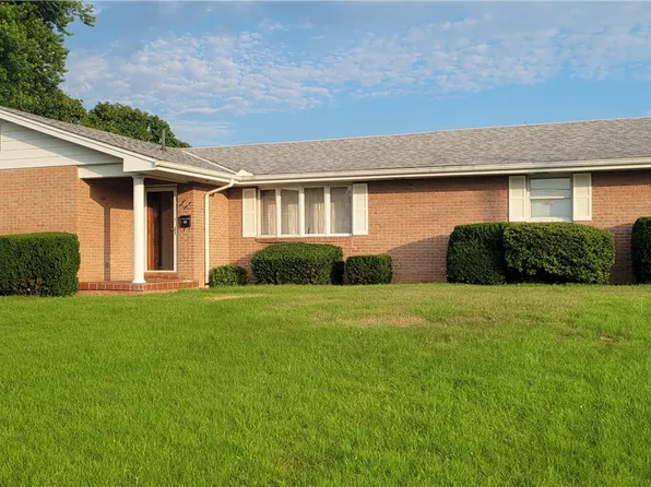 1211 W Green St, Connellsville, PA 15425