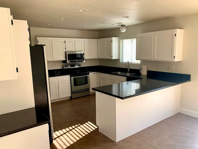 1743 W Green Valley Ln — Photo 2