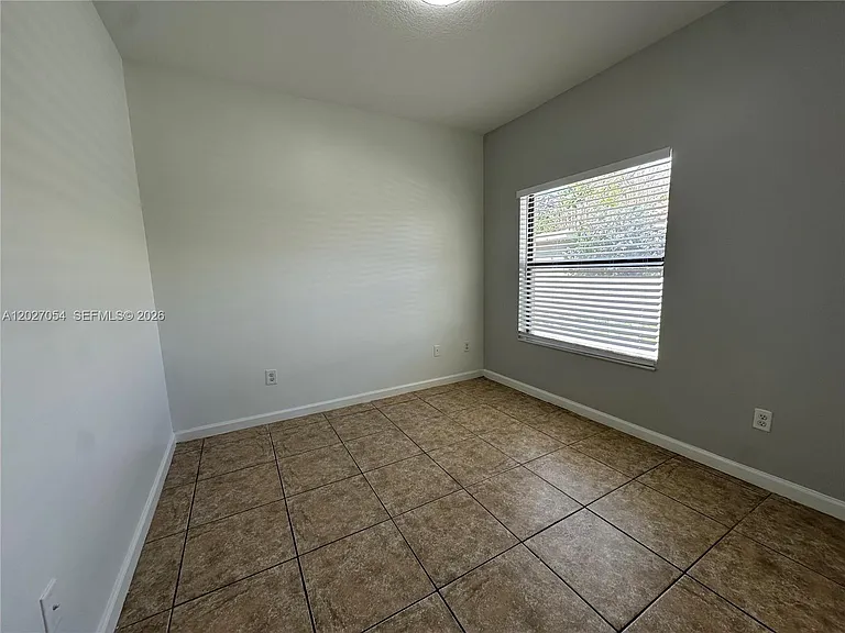 1035 NE 10th Ave #1 — Photo 14
