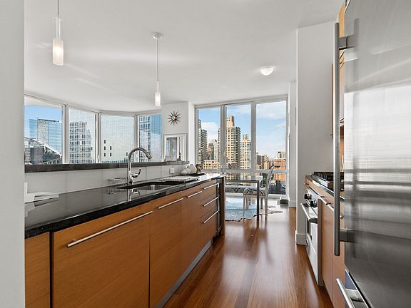 4th image of 10 W End Ave APT 25B