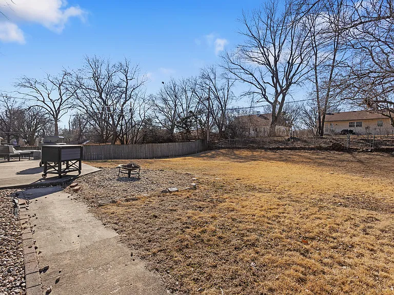 3314 NE Mohawk Ln — Photo 31