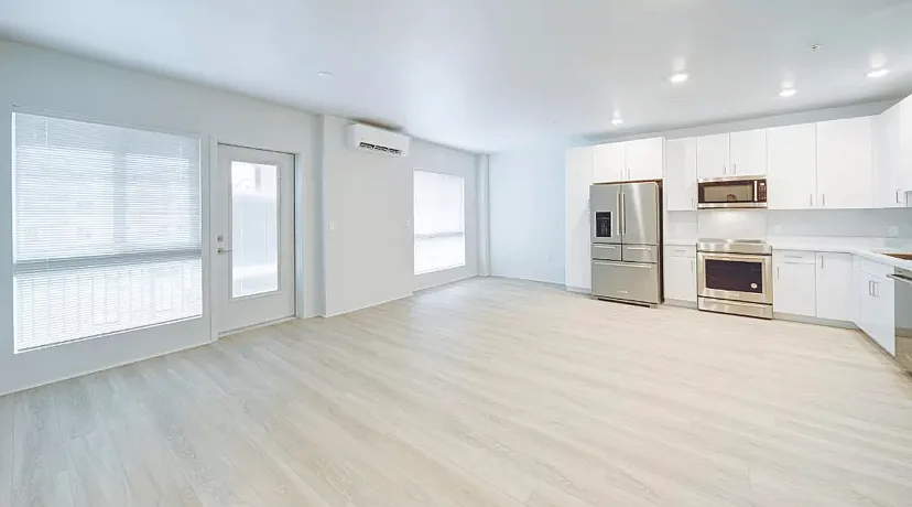 2 bed, 910 sqft, $3,400 — Photo 2