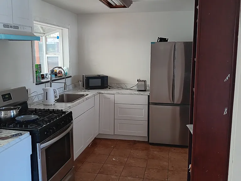 4140 NE 11th St — Photo 1