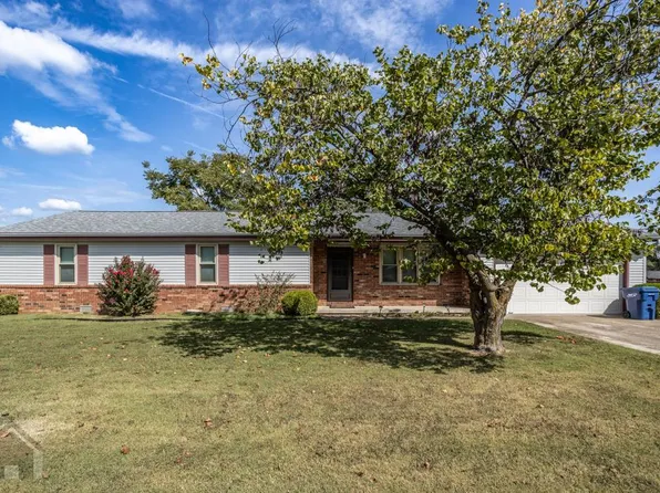 1017 Troutman Dr, Lebanon, MO 65536