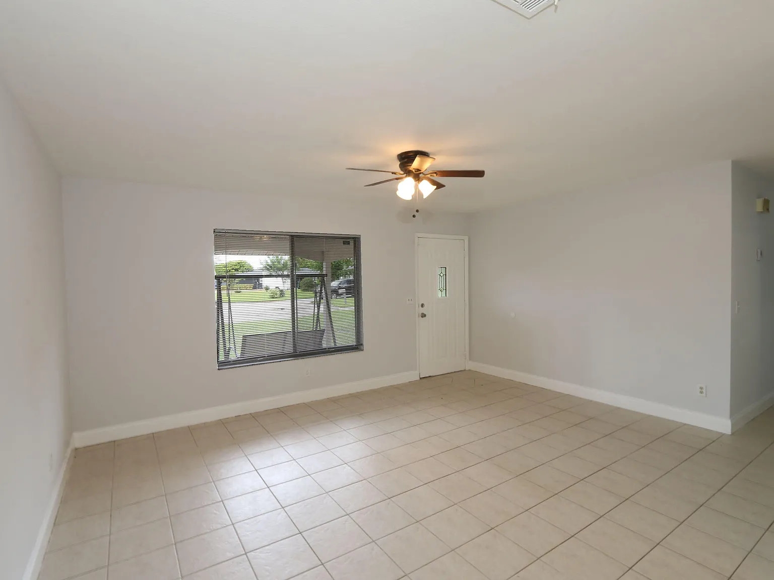 3 bed, 2.0 bath, 1176 sqft, $2,200 — Photo 3