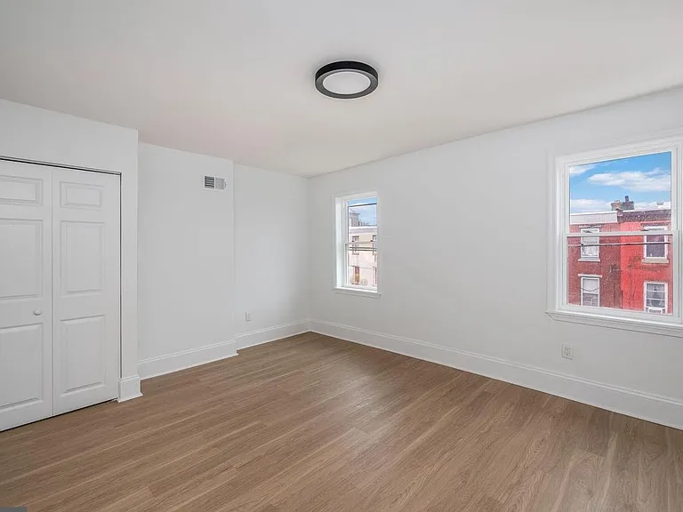 2042 E Somerset St — Photo 16