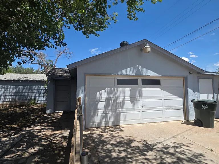 917 S 6th St — Photo 15