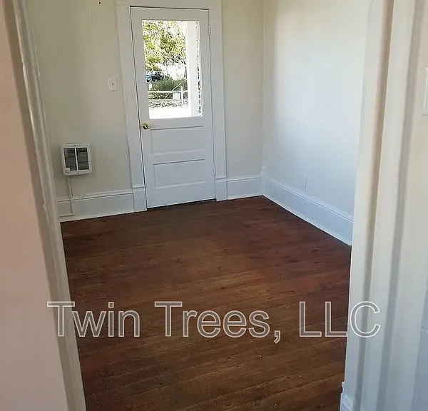 5951 King St — Photo 2