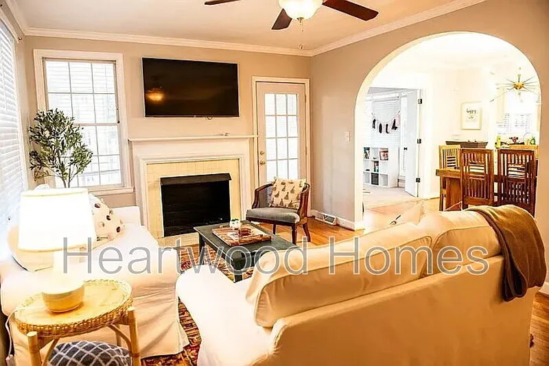 5 bed, 2.0 bath, 1833 sqft, $3,950 — Photo 2
