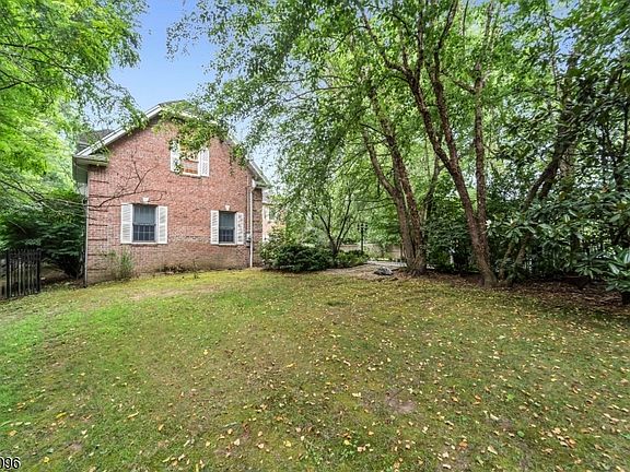 3rd image of 136 Tappan Rd