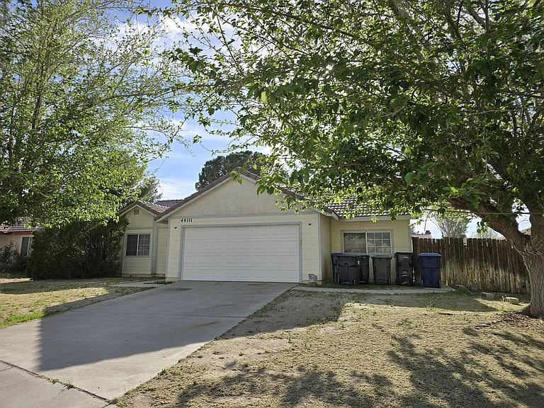 Acacia St — Photo 1