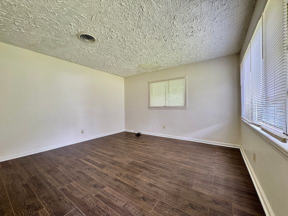 Livingroom - 13'8"x14'5"