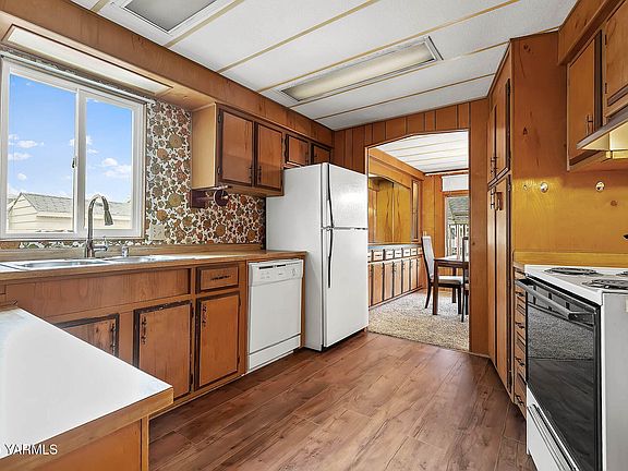5th image of 18 W Washington Ave Unit 16
