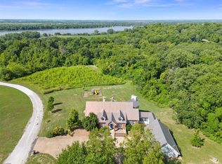 2 Golden Eagle Dr, Golden Eagle, IL 62036