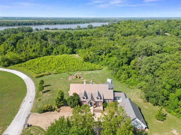 2 Golden Eagle Dr, Golden Eagle, IL 62036