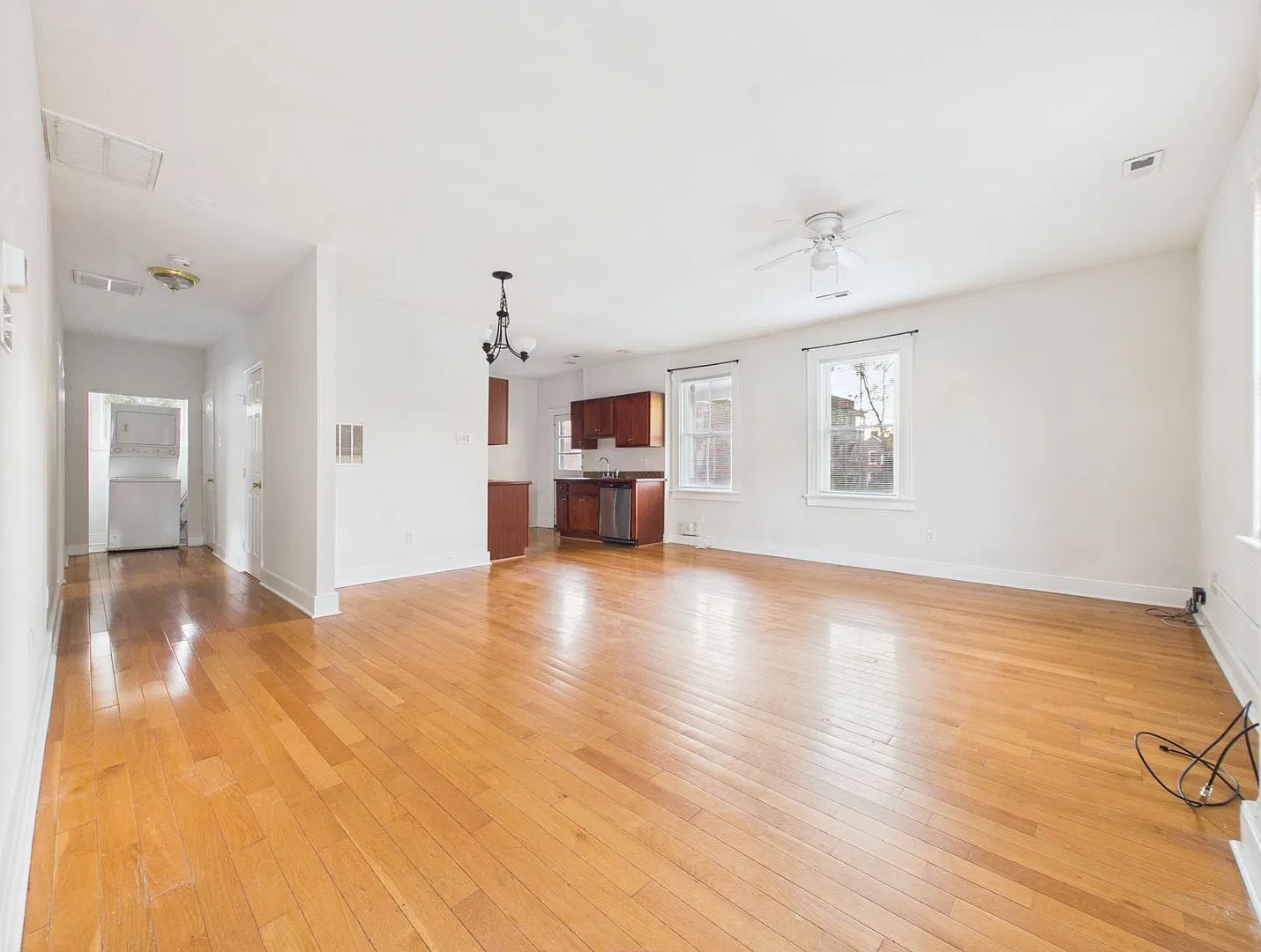3 bed, 2.0 bath, 1600 sqft, $2,360 — Photo 2