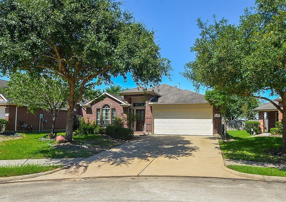 Welcome Home. Beautiful brick exterior located on a quite cul-de-sac in Falcon Ranch.
