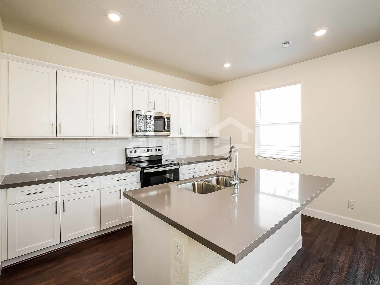 4 bed, 2.5 bath, 1837 sqft, $3,240 — Photo 4