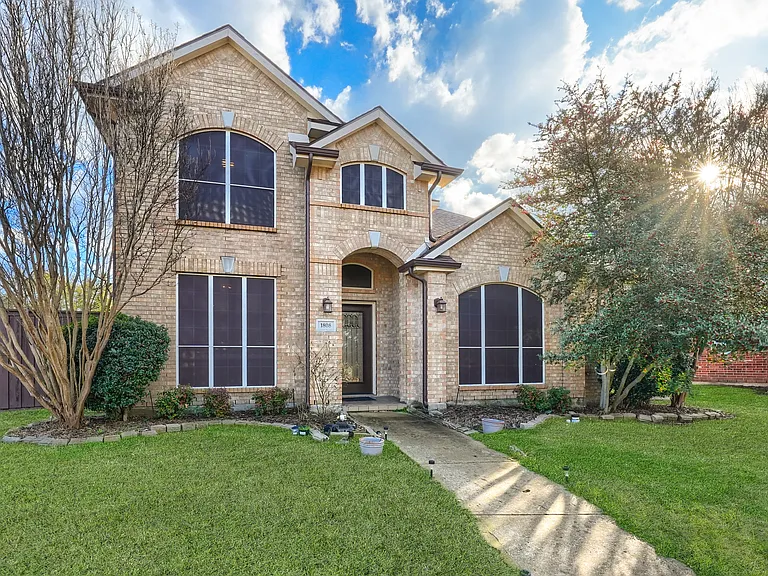 1808 Giddings Ct — Photo 2