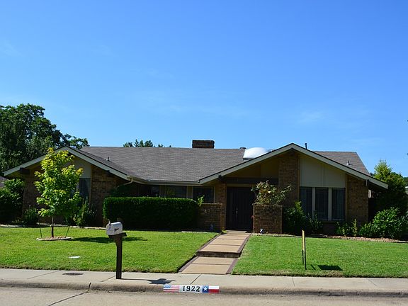 3rd image of 1922 Sussex Dr