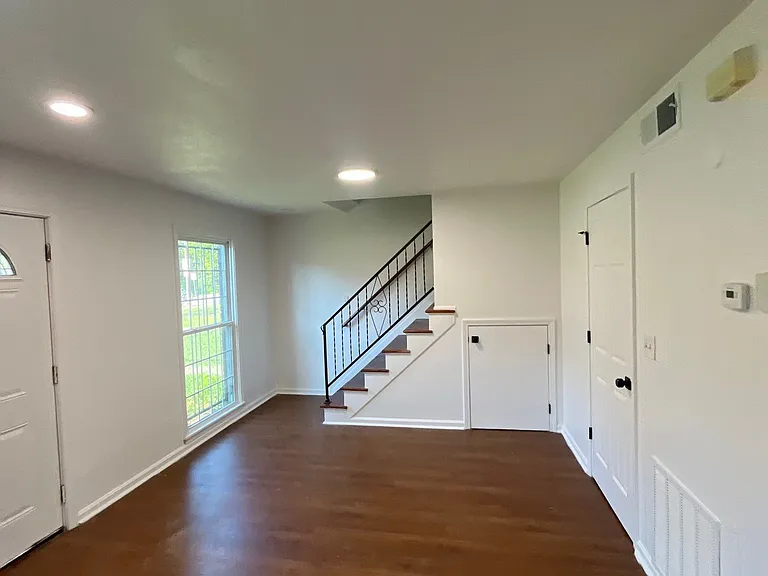 430 W Hill St — Photo 4