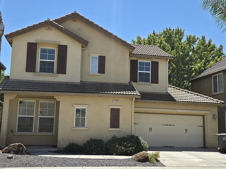 1350 Belmont Dr — Photo 1