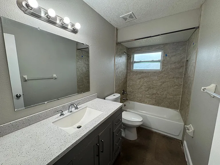 1199 Lawrence Ave — Photo 17