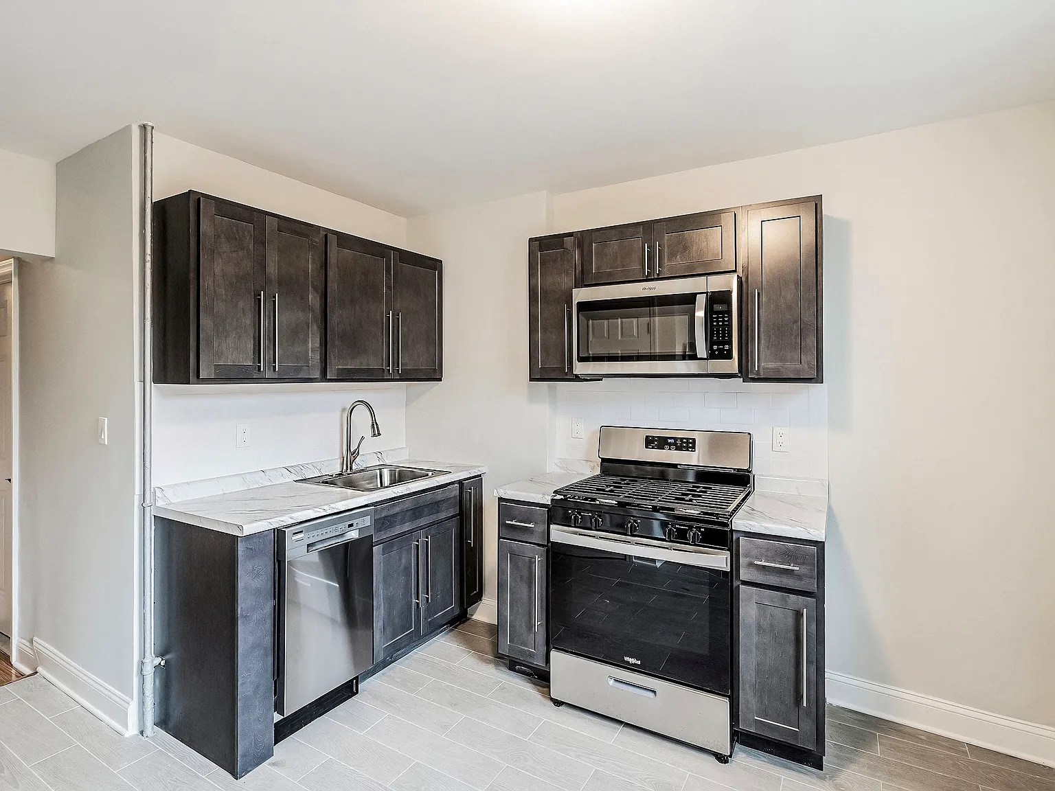 412-414 Kearny Ave Apartments — Photo 2