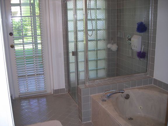 MASTER BATHROOM W/WHIRLPOOL BATH/SEPARATE SHOWER