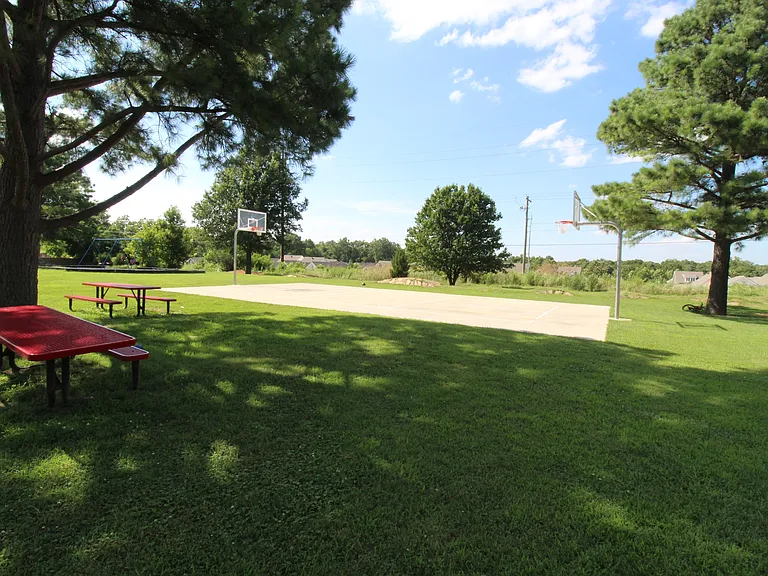 1401 NE Dysart Woods Ln — Photo 49