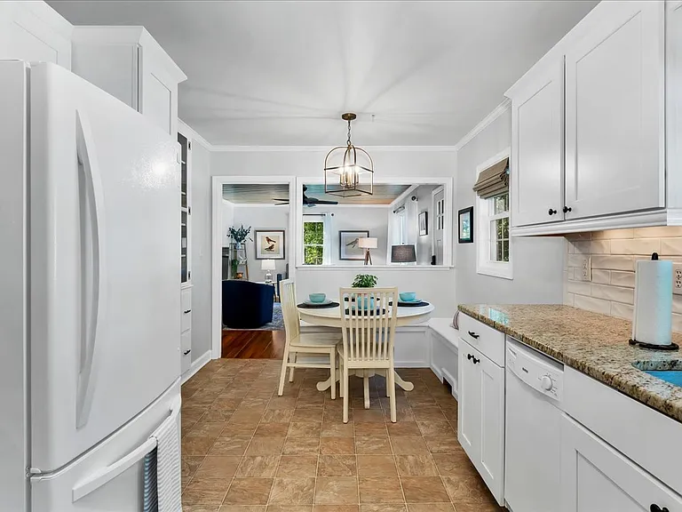 260 E Connecticut Ave — Photo 10