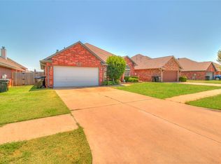 1824 NE 11th St, Moore, OK 73160