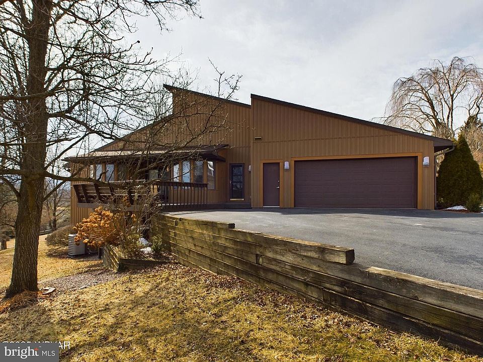 1st image of 3012 Mountain Cres