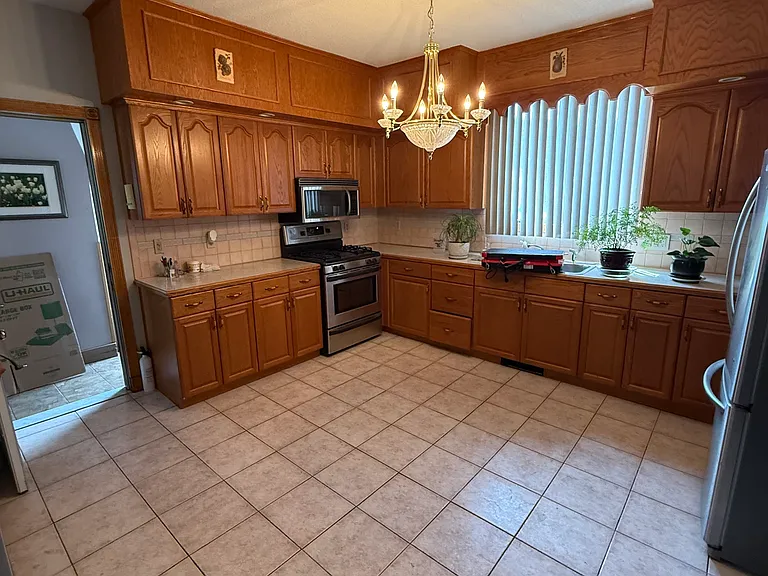 546 Lonsdale Ave #2 — Photo 4