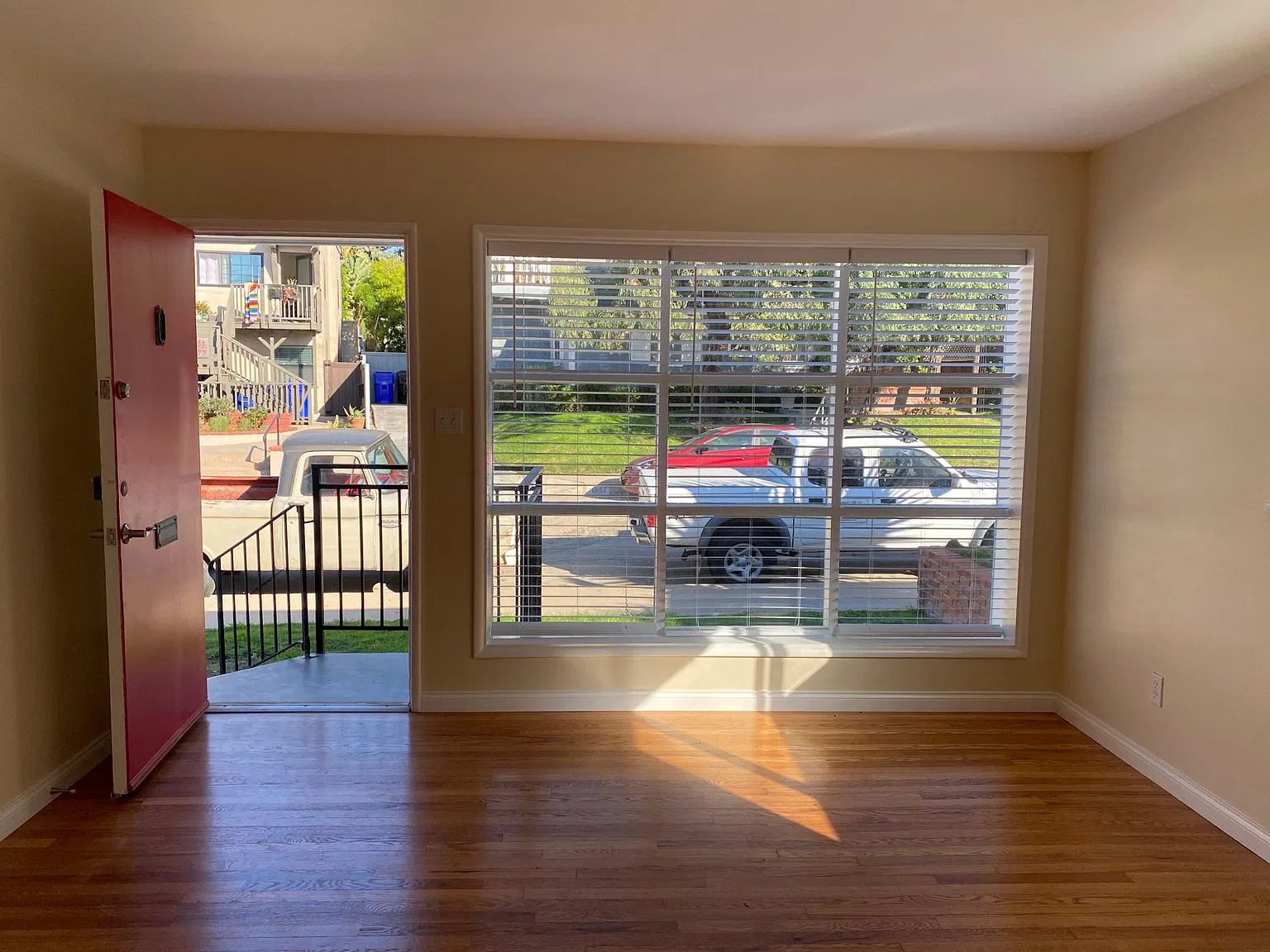 2 bed, 1000 sqft, $5,200 — Photo 3