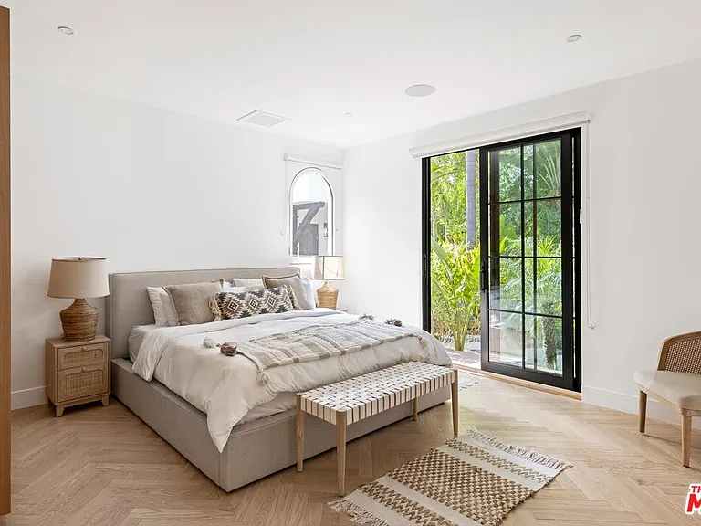 9451 Sunset Blvd — Photo 44