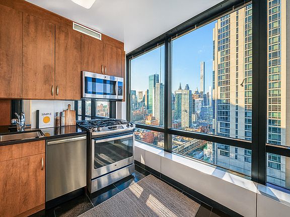 3rd image of 420 E 61st St APT 24A