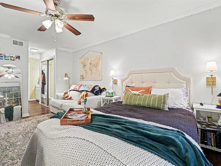501 W 26th St #210 — Photo 11