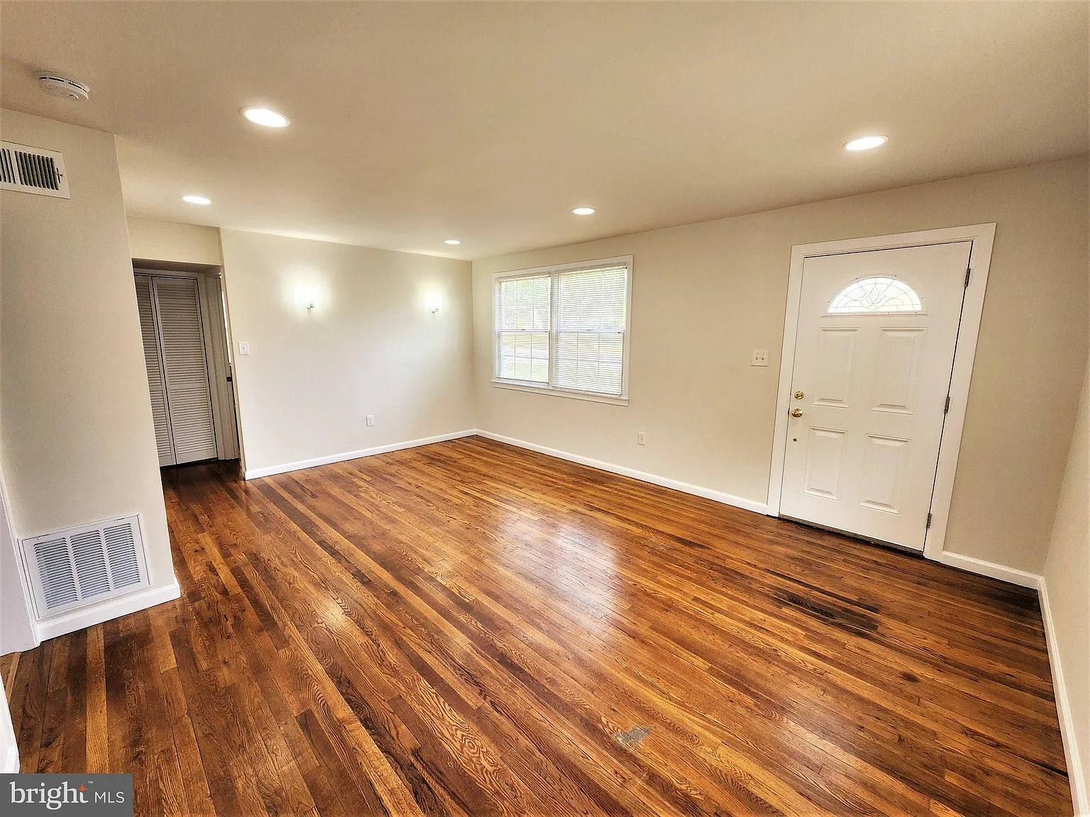 3 bed, 1.0 bath, 1008 sqft, $2,480 — Photo 2