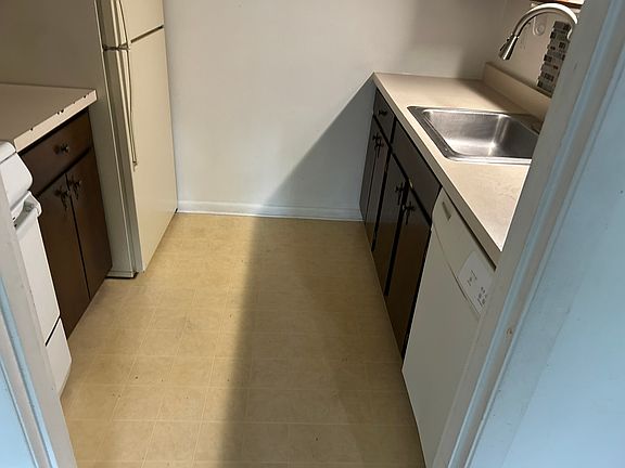 4th image of 1226 E Maywood Ave #209