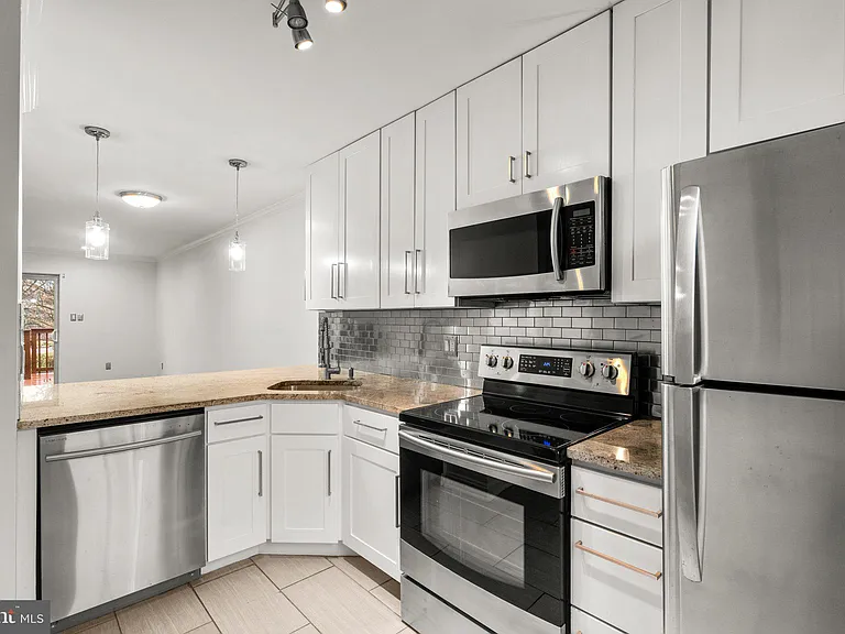 1120 S Kenwood Ave — Photo 13