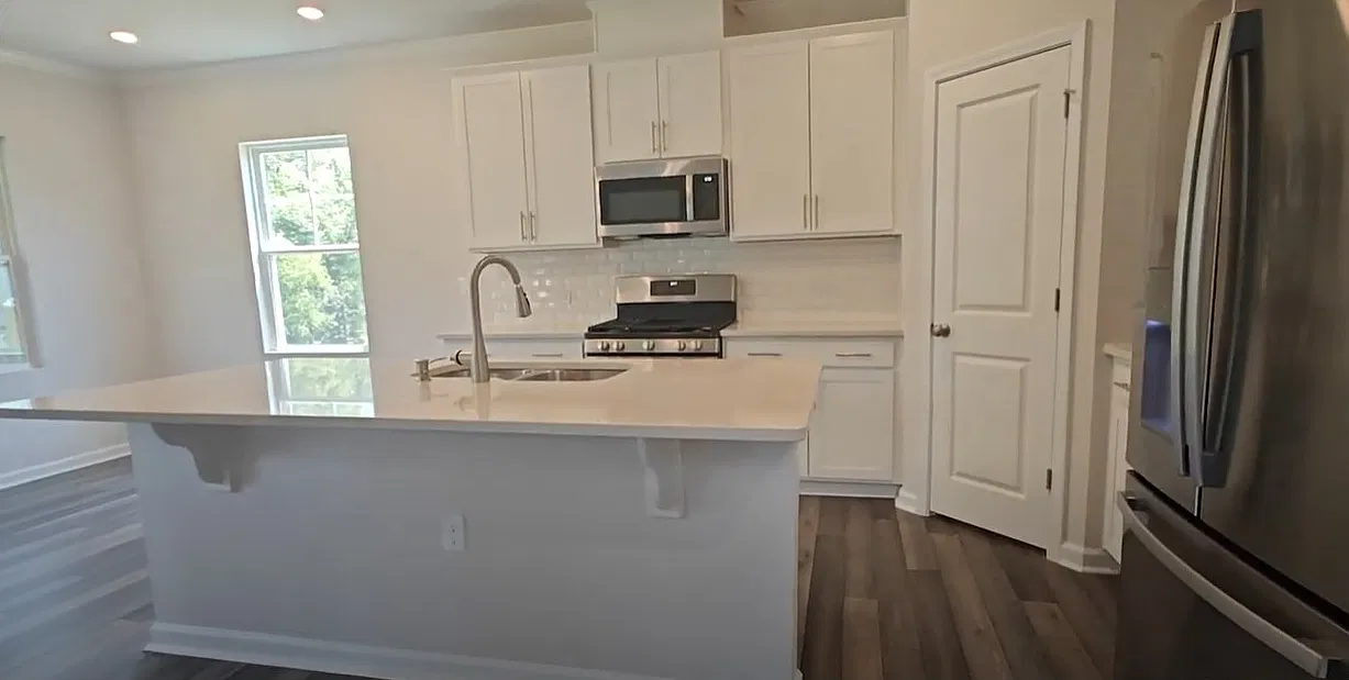 5 bed, 2500 sqft, $2,150 — Photo 4