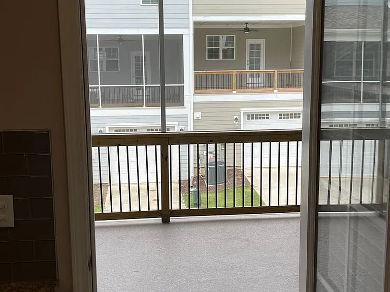 1010 Gateway Commons Cir — Photo 7