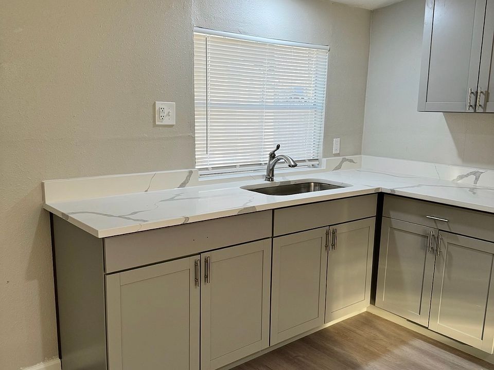 1st image of 4265 Manor Dr