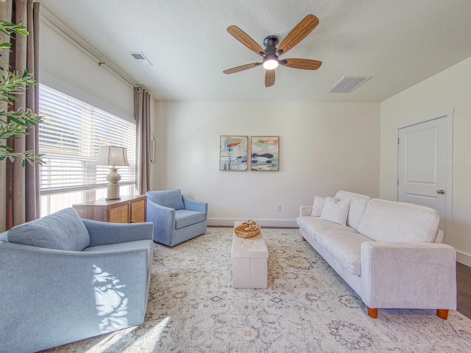3 bed, 1381 sqft, $1,950 — Photo 4