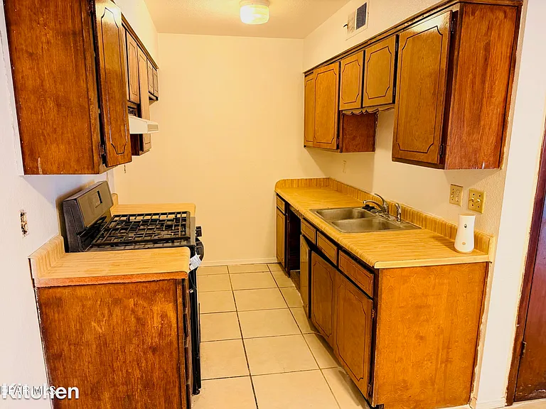 10555 Kinross Ave — Photo 2